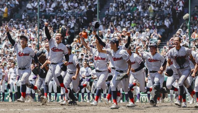 한국계 국제학교인 교토국제고 선수들이 23일 일본 효고현 니시노미야 한신고시엔구장에서 열린 전국 고교야구선수권대회여름 고시엔 결승전에서 간토다이이치고를 2-1로 이기고 우승한 뒤 응원석 쪽으로 달려가고 있다사진교도연합뉴스