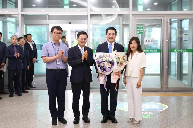 23일 오전 경기도청 로비에서 김동연 경기도지사가 경기도청에 방문한 김영록 전남도지사를 환영하고 있다 사진경기도