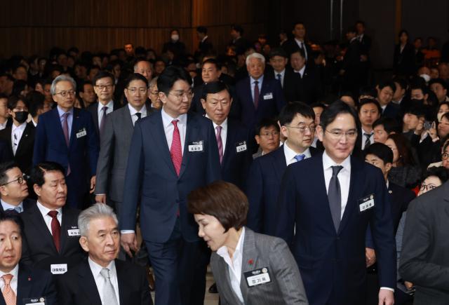 이재용 삼성전자 회장 조원태 한진그룹 회장 신동빈 롯데그룹 회장 조현준 효성그룹 회장 등이 지난 3월 20일 서울 영등포구 63컨벤션센터에서 열린 제51회 상공의 날 기념식에 참석하고 있다 사진연합뉴스