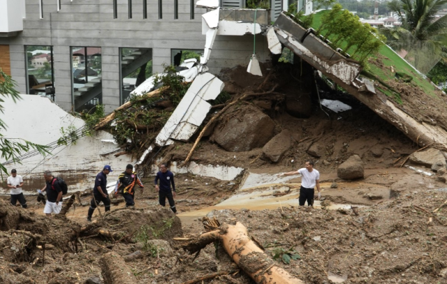 태국 푸껫에서 지난 23일현지시간 폭우로 산사태가 발생한 현장을 구조대가 수색하고 있다 사진연합뉴스