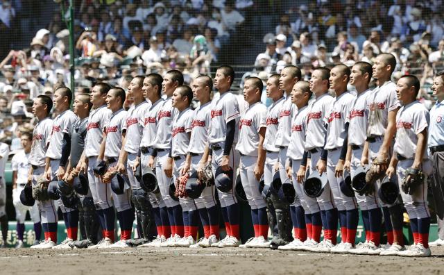 한국계 국제학교인 교토국제고 야구부 선수들이 23일 일본 효고현 니시노미야 한신고시엔구장에서 열린 전국 고교야구선수권대회여름 고시엔 결승전에서 승리한 직후에 동해 바다 건너서 야마도大和·야마토 땅은 거룩한 우리 조상 옛적 꿈자리로 시작되는 한국어 교가를 부르고 있다사진교도연합뉴스