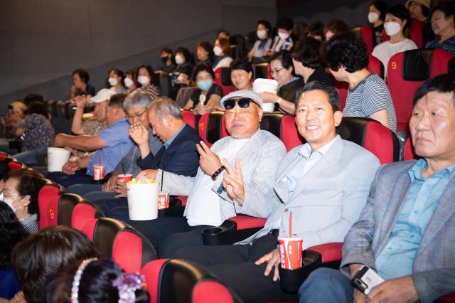 가수겸 영화제작자 김흥국씨가 김장호 구미시장가운데및 시민단체 회원들과 함께 자신이 제작한 육영수 영사의 일대기를 그린 영화그리고 목련이 필때면을 관람하고 있다사진구미시