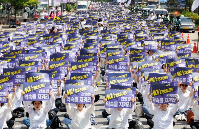 5월 23일 오후 서울 여의도 국회 앞에서 열린 523 전국 간호사 간호법안 제정 촉구 결의대회 참가자들이 21대 국회 종료 전 간호법 통과를 촉구하는 구호를 외치고 있다 