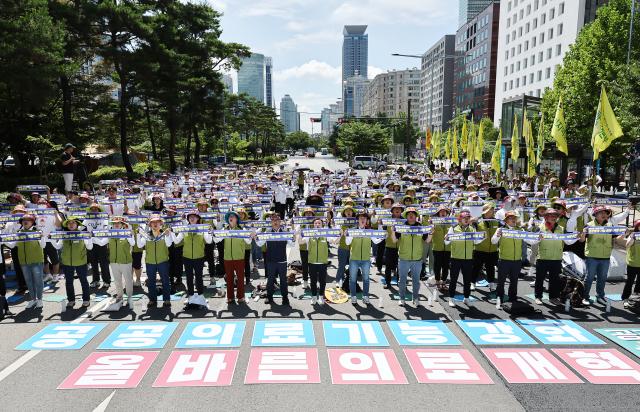 의료공백 사태 장기화로 전국보건의료산업노동조합보건의료노조이 오는 29일부터 총파업 시작을 예고했다 사진은 지는 10일 국회 앞에서 열린 ‘보건의료노조 공공의료 강화의 날 결의대회’에서 참석자들이 관련 구호를 외치고 있다 사진연합뉴스