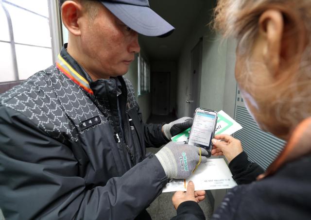 대전유성우체국 집배원이 한 가정에 복지등기 우편물을 전달하고 있다 사진우정사업본부