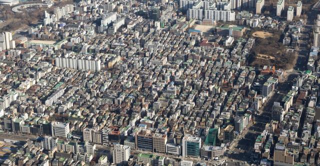 25일 오후 서울 송파구 롯데월드타워 전망대 서울스카이에서 바라본 주택가 모습 사진유대길 기자 dbeorlf123ajunewscom