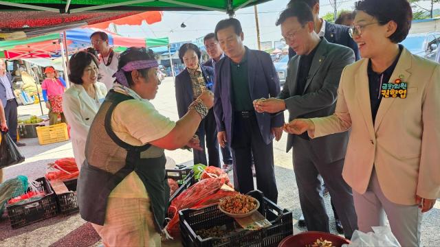 최고위원들과 의장단은 옥과오일장을 방문해 군민들과 직접 만나 인사를 나누며 지역사회의 목소리를 경청하는 시간을 가졌다 사진권향엽 의원실