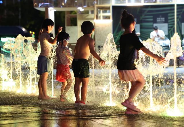 ソウル、再び熱帯夜···済州島 42日連続「暑くて寝られない夜」