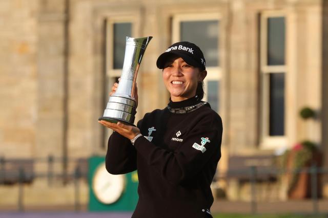 Lydia Ko of New Zealand poses for the media with the trophy for winning the Womens British Open golf championship in St Andrews Scotland on Aug 25 AP-Yonhap