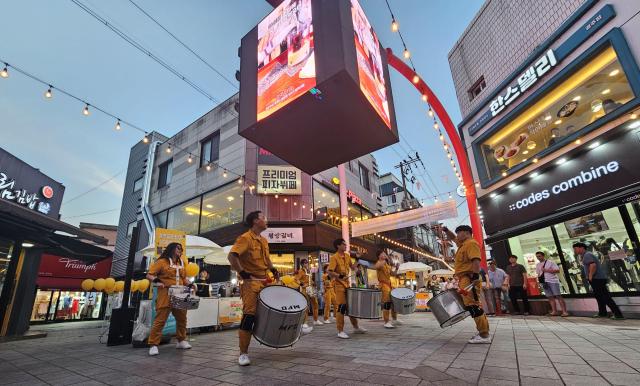 지난 23일 개장한 경주시 불금예찬 야시장 장면 사진경주시