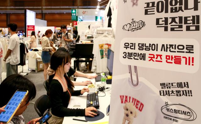 Visitors participate in a DIY pet goods experience at the K-Pet Fair held at COEX in Seoul on Aug 23 2024 AJU PRESS Kim Dong-woo