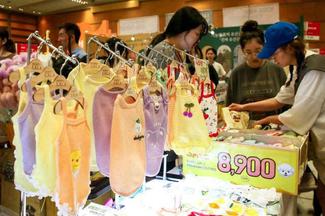 Visitors view displayed products at the K-Pet Fair held at COEX in Seoul on Aug 23 2024 AJU PRESS Kim Dong-woo