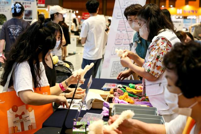 Visitors participate in a DIY pet goods experience at the K-Pet Fair held at COEX in Seoul on Aug 23 2024 AJU PRESS Kim Dong-woo