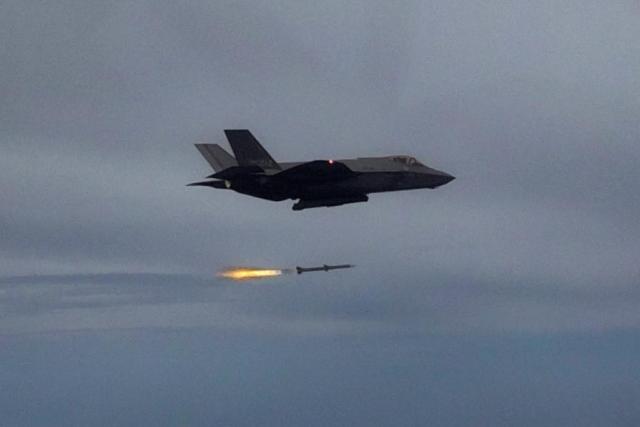 공군 F-35A 전투기가 26일 서해상에서 순항미사일·무인공격기 역할을 하는 훈련용 표적을 향해 AIM-120C 공대공 미사일을 발사하고 있다 사진공군