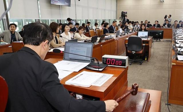 지난 20일 오전 열린 국회 보건복지위원회 전체회의에서 더불어민주당 소속 박주민 위원장이 의사봉을 두드리고 있다 사진연합뉴스