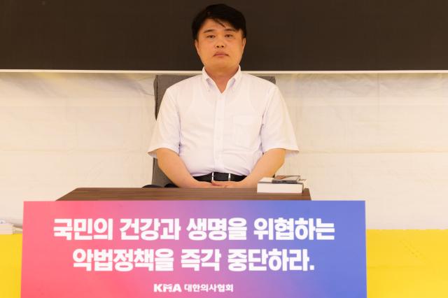 임현택 대한의사협회 회장이 26일 오후 서울 용산구 대한의사협회 회관에서 단식 투쟁을 시작하고 있다 사진연합뉴스