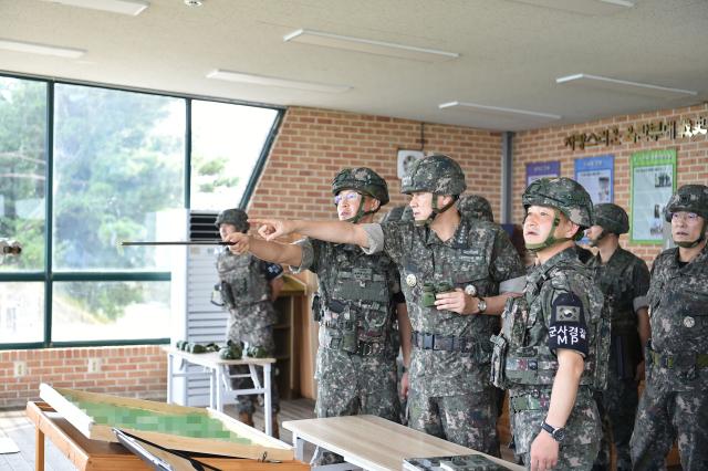 김명수 합참의장이 지난 12일 1사단 GOP 대대에서 현장 지휘관으로부터 최근 적 활동과 예상되는 도발 양상을 보고받고 경계 작전 제 요소를 점검하고 있다 사진합참
   