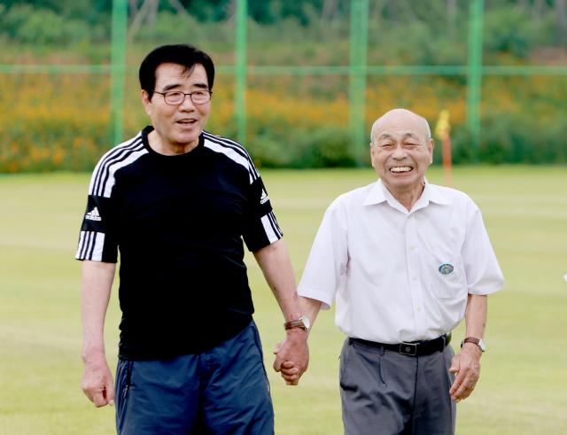 청소년 스포츠 및 문화 교류 2김동일 보령시장좌기무라 미츠오 단장과 함께사진보령시