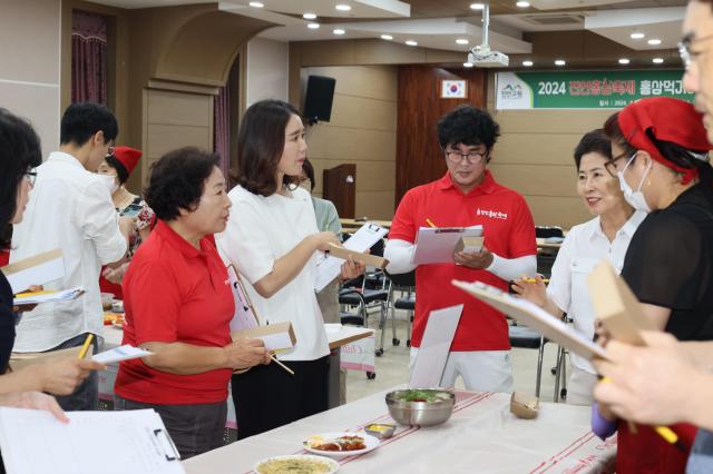 진안군이 26일 ‘2024 진안홍삼축제’에 참가하는 먹거리 부스에 대한 음식 품평회를 열었다사진진안군