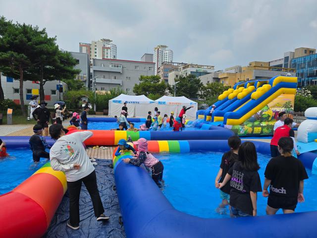 삼향읍주민자치위원회가 지난 24일 남악 중앙공원에서 2024년 물과 얼음 축제를 개최해 지역주민에게 큰 호응응 얻었다사진김옥현 기자