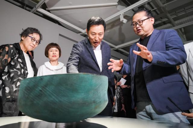 Artist Kang Suk-ken explains his grand prize-winning work Language of the Earth to Mayor Oh Se-hoon during the exhibition tour Seoul Museum of Craft Art Aug 26 2024 AJU PRESS Park Jong-hyeok