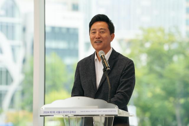 Seoul Mayor Oh Se-hoon delivers a congratulatory speech at the inaugural Seoul Yoolizzy Craft Award held at the Seoul Museum of Craft Art in Jongno Aug 26 2024 AJU PRESS Park Jong-hyeok