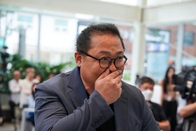 Kang Suk-ken visibly surprised approaches the stage after being announced as the grand prize winner at the Seoul Yoolizzy Craft Award Seoul Museum of Craft Art Aug 26 2024 AJU PRESS Park Jong-hyeok