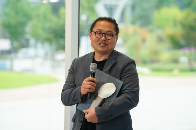 Grand prize winner Kang Suk-ken delivers his acceptance speech at the Seoul Yoolizzy Craft Award Seoul Museum of Craft Art Aug 26 2024 AJU PRESS Park Jong-hyeok