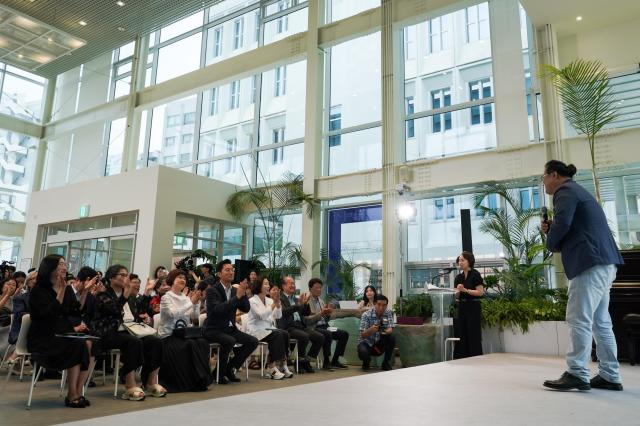 Audience members applaud Kang Suk-kens acceptance speech at the Seoul Yoolizzy Craft Award Seoul Museum of Craft Art Aug 26 2024 AJU PRESS Park Jong-hyeok