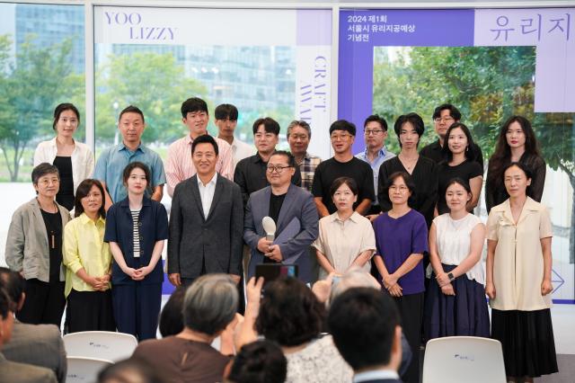 Mayor Oh Se-hoon poses for a commemorative photo with the 20 finalists of the Seoul Yoolizzy Craft Award Seoul Museum of Craft Art Aug 26 2024 AJU PRESS Park Jong-hyeok