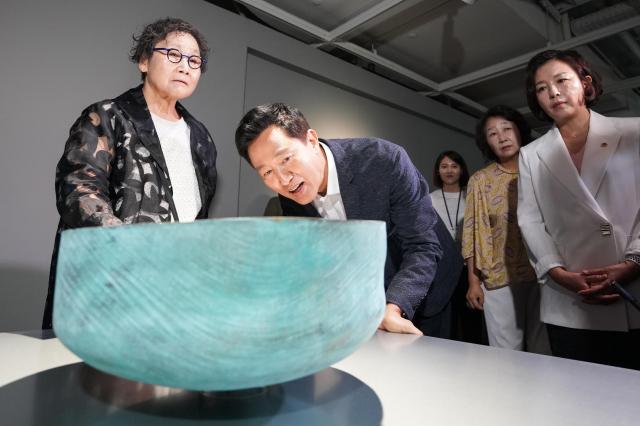 Mayor Oh Se-hoon examines the grand prize-winning work Language of the Earth during a post-ceremony exhibition tour Seoul Museum of Craft Art Aug 26 2024 AJU PRESS Park Jong-hyeok