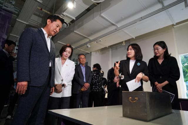 Mayor Oh Se-hoon listens to a professional guide during the exhibition tour following the Seoul Yoolizzy Craft Award ceremony Seoul Museum of Craft Art Aug 26 2024 AJU PRESS Park Jong-hyeok