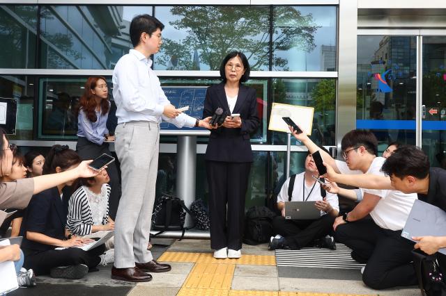 최태원 SK그룹 회장의 동거인인 김희영 티앤씨재단 이사장 측 변호인인 배인구 변호사가 22일 서울 서초구 서울가정법원 앞에서 노소영 아트센터 나비 관장 측이 제기한 30억 위자료 소송 1심 선고 공판을 마친 뒤 입장을 밝히고 있다 연합뉴스