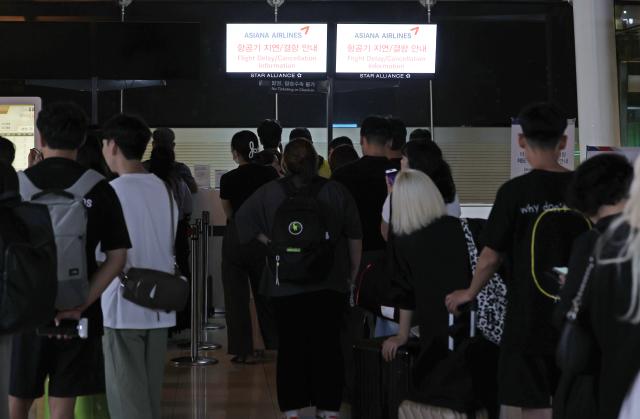 지난 26일 밤 제주에서 김포로 갈 예정인 대한항공 항공기가 기체고장으로 활주로에 멈춰서면서 제주공항 항공기 운항이 전면 중단됐다 서울 김포공항에서 항공편이 결항된 탑승객들이 대체항공편 문의를 위해 길게 줄지어 서 있는 모습 사진연합뉴스