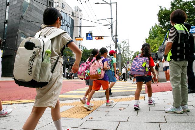 Students are on their way to school in the childrens protection zone in front of Hyehwa Elementary School in Seoul on Aug 26 2024 AJU PRESS Kim Dong-woo