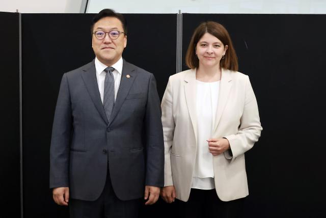 김병환 금융위원장이 27일 오전 서울 중구 동대문디자인플라자에서 긴타레 스카이스테Gintarė Skaistė 리투아니아 재무부 장관과 면담을 통해 자국 금융시장 및 산업 동향을 공유하고 핀테크 분야를 중심으로 한 금융협력 강화 방안을 논의했다

