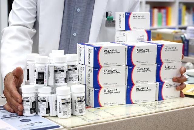 A pharmacist organizes COVID-19 treatments amid rise in cases at a drug store in Seoul Korea Aug 22 Yonhap