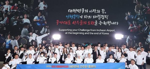 The South Korean team competing in the 2024 Paris Paralympics poses for a photo at Incheon International Airport last Wednesday