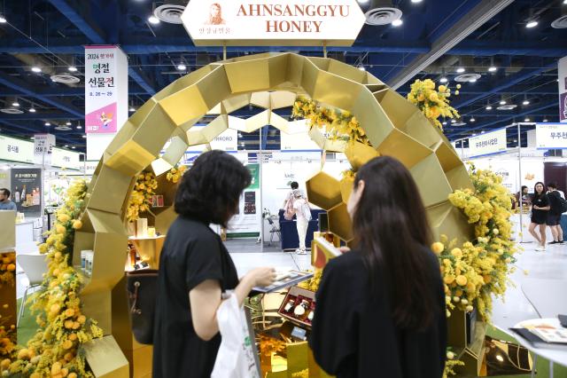 A visitor and an official engage in conversation at the 2024 Festive Gift Fair at COEX in Seoul on Aug 26 2024 AJU PRESS Han Jun-gu