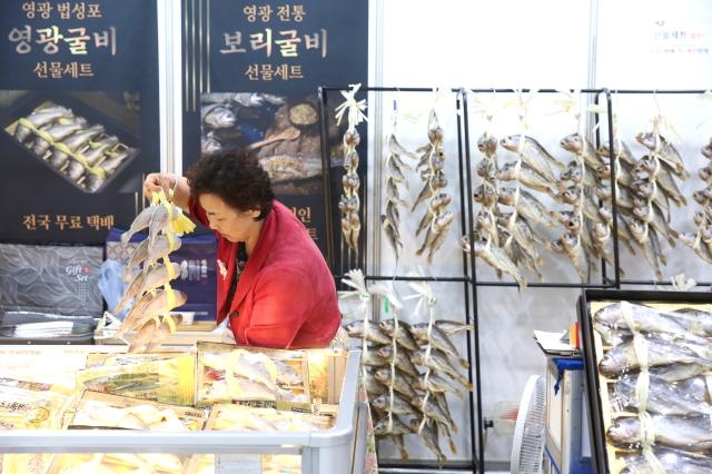 An official lifts dried yellow corvina at the 2024 Festive Gift Fair at COEX in Seoul on Aug 26 2024 AJU PRESS Han Jun-gu