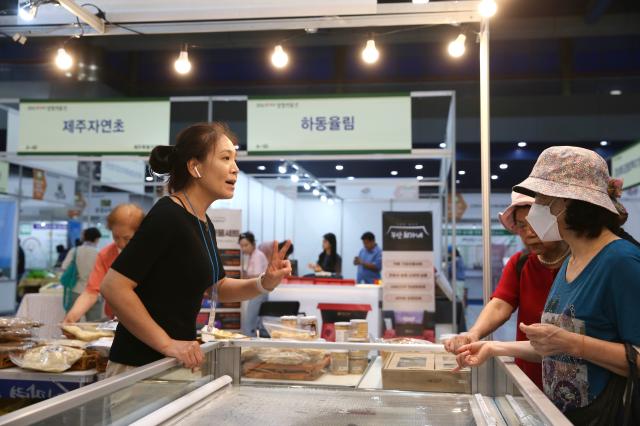 An official introduce products to visitors at the 2024 Festive Gift Fair at COEX in Seoul on Aug 26 2024 AJU PRESS Han Jun-gu