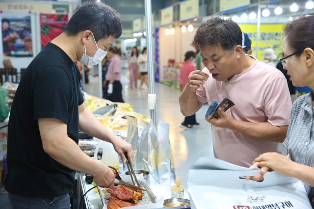 A visitor samples food at the 2024 Festive Gift Fair at COEX in Seoul on Aug 26 2024 AJU PRESS Han Jun-gu