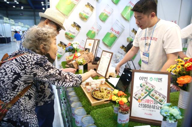 A visitor samples food at the 2024 Festive Gift Fair at COEX in Seoul on Aug 26 2024 AJU PRESS Han Jun-gu