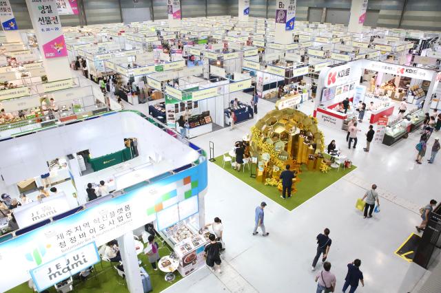 Many visitors attend the 2024 Festive Gift Fair at COEX in Seoul on Aug 26 2024 AJU PRESS Han Jun-gu