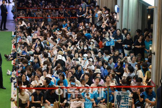 22일 오후 서울 용산구 CGV용산아이파크몰에서 열린 영화 임영웅  아임 히어로 더 스타디움 언론시사회 및 무대인사에 앞서 팬들이 임영웅을 기다리고 있다 20240822사진유대길 기자 dbeorlf123ajunewscom