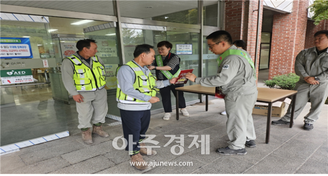 동해시노사민정협의회가 지난 26일 쌍용CE 동해공장을 방문하여 폭염 속 안전사고 예방을 위한 캠페인을 진행하고 있다사진동해시노사민정협의회