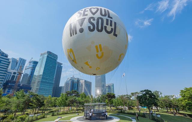 계류식 가스기구 ‘서울달’이 비행준비를 하고 있다 사진서울관광재단