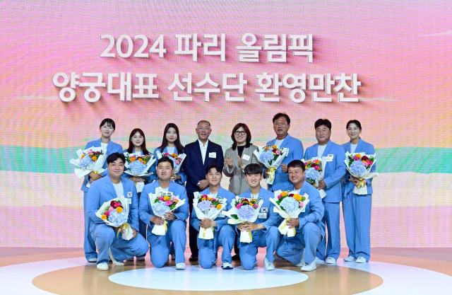 『2024 파리올림픽 양궁대표 선수단 환영 만찬』에서 기념촬영하고 있는 정의선 회장 장미란 문체부 차관 양궁 국가대표 선수단 뒷줄 왼쪽부터 임시현 선수 전훈영 선수 남수현 선수 정의선 회장 장미란 문체부 차관 홍승진 총감독 양창훈 감독 김문정 코치 앞줄 왼쪽부터 임동현 코치 김우진 선수 이우석 선수 김제덕 선수 박성수 감독