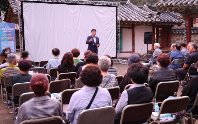 박상수 삼척시장이 삼척향교에 ‘찾아가는 영화상영제’를 설명하고 있다사진삼척시