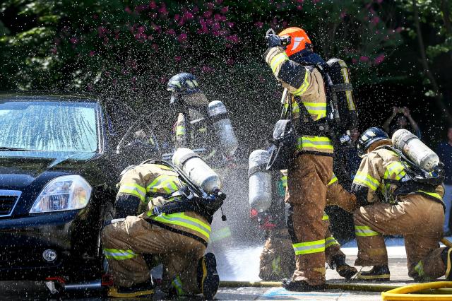 Firefighters perform initial response procedures for an electric vehicle fire during a joint drill in Seongdong-gu Seoul on Aug 28 2024 AJP Kim Dong-woo